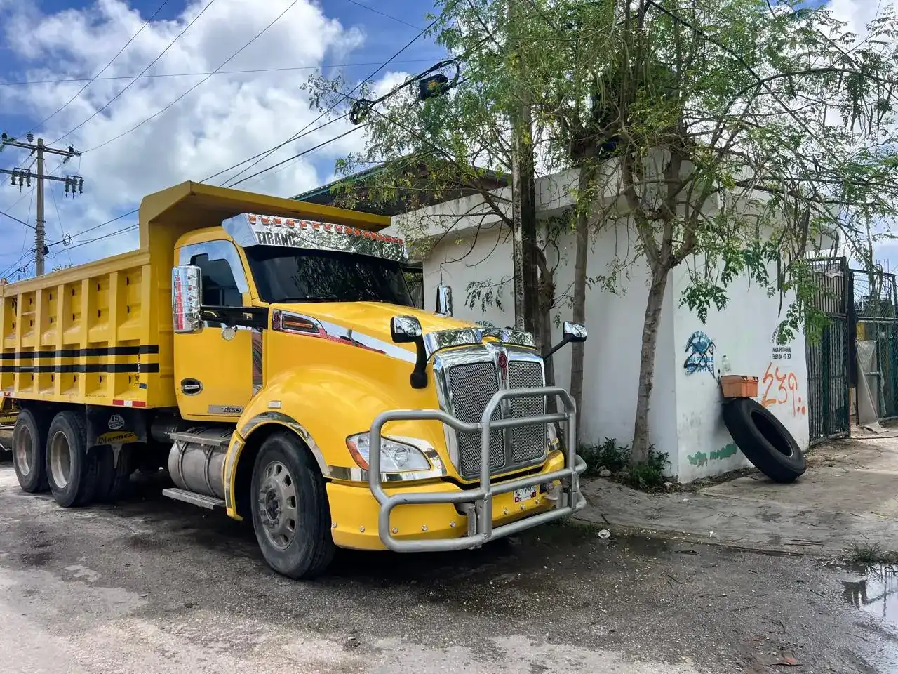 Camión de volteo Tirano para acarreos